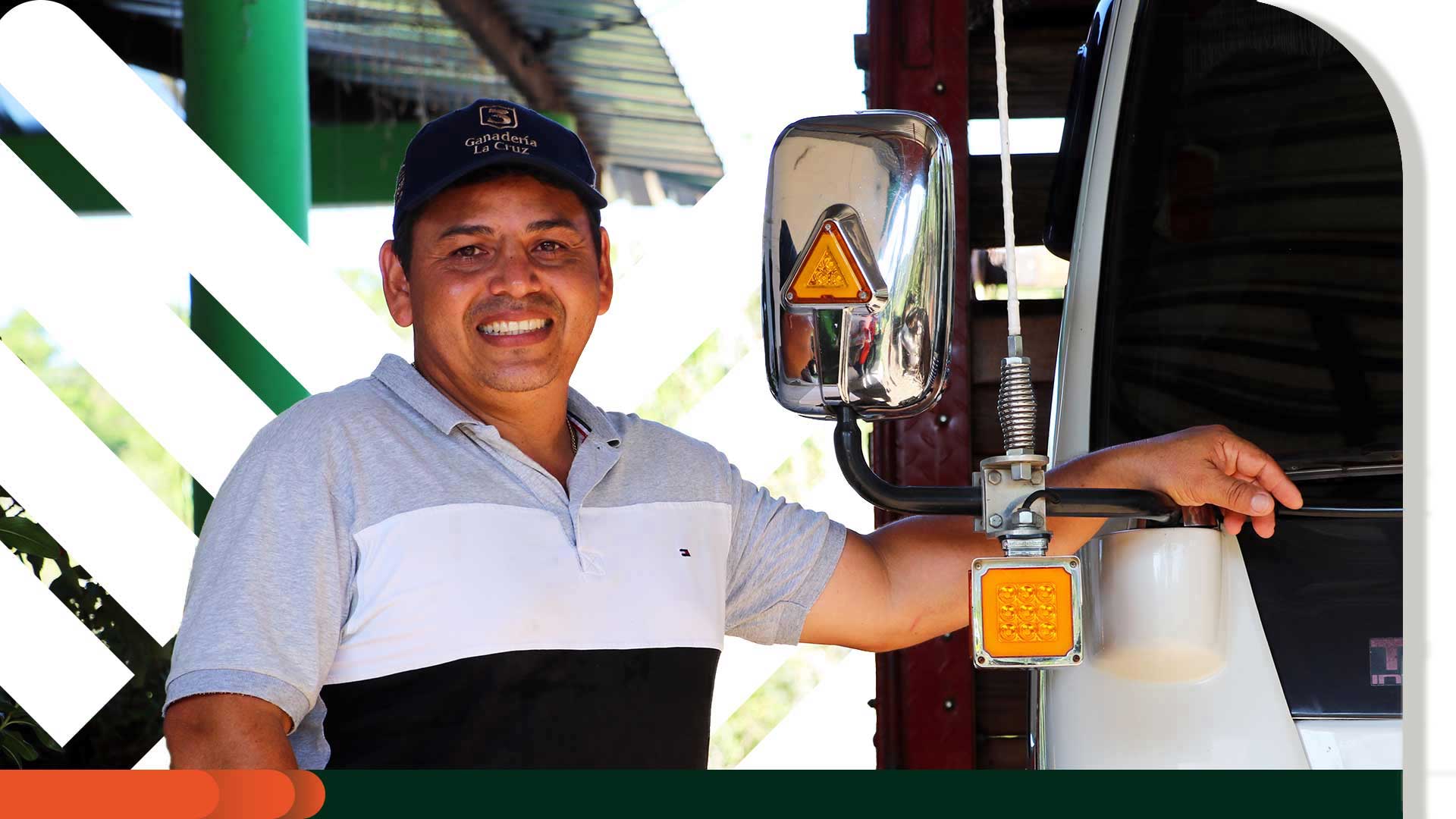 Señor sonriendo con su camión al lado