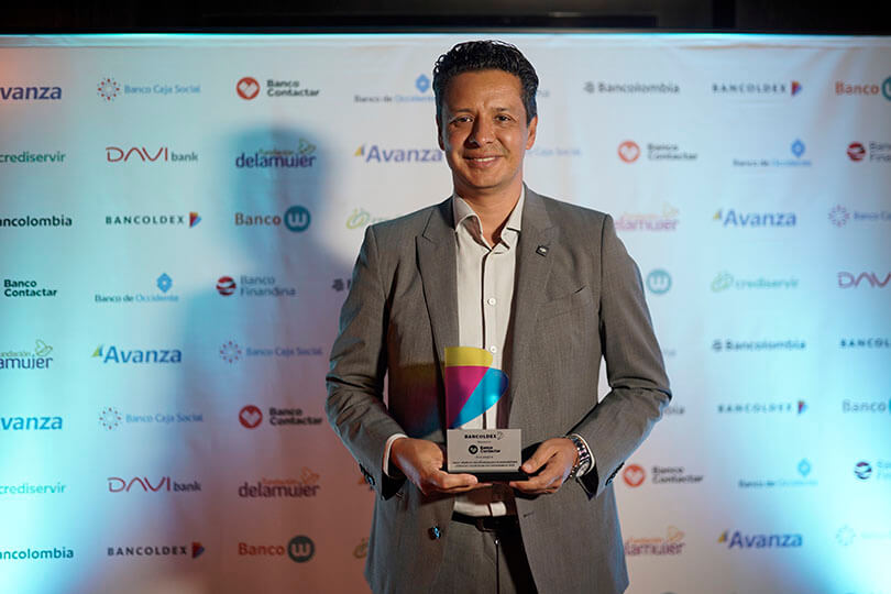 John F-Linares presidente de Banco Contactar con el reconcimiento por su liderazgo en microfinanzas para la sostenibilidad ambiental y social en 2025 hecho por Bancoldex